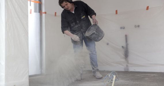 kleurpigmenten instrooien, betonvloer op kleur, bierbrouwerijvloer op kleur